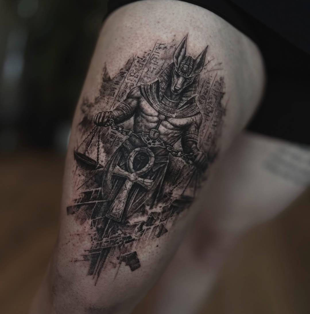 Anubis réaliste graphique sur la cuisse — blackhills_sanctuary