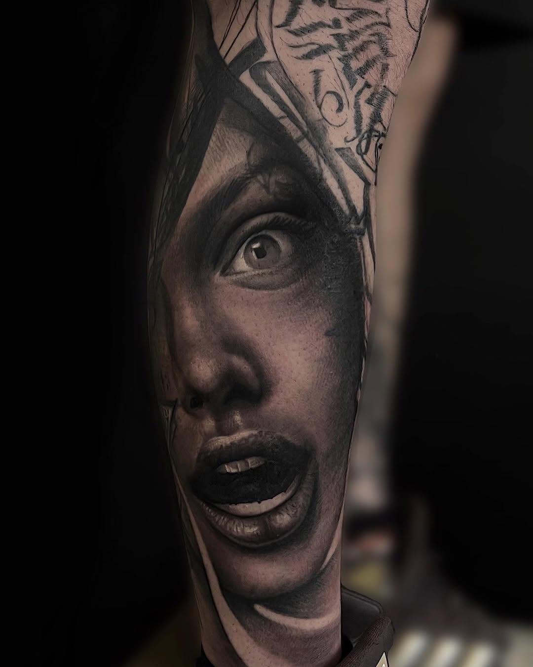 Tatouage Portrait Angelina Jolie jambe — beyazitink