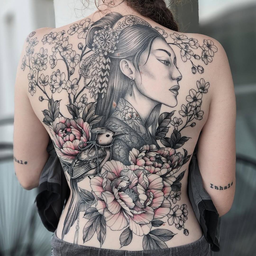 Tatouage Portrait femme avec fleurs et oiseaux — diminou.tattoo