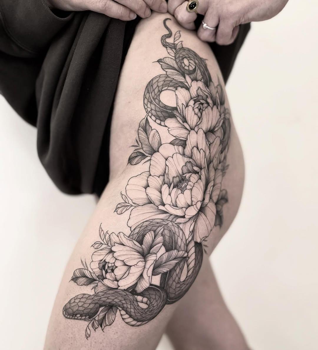 Tatouage Serpent enroulé dans fleurs — diminou.tattoo