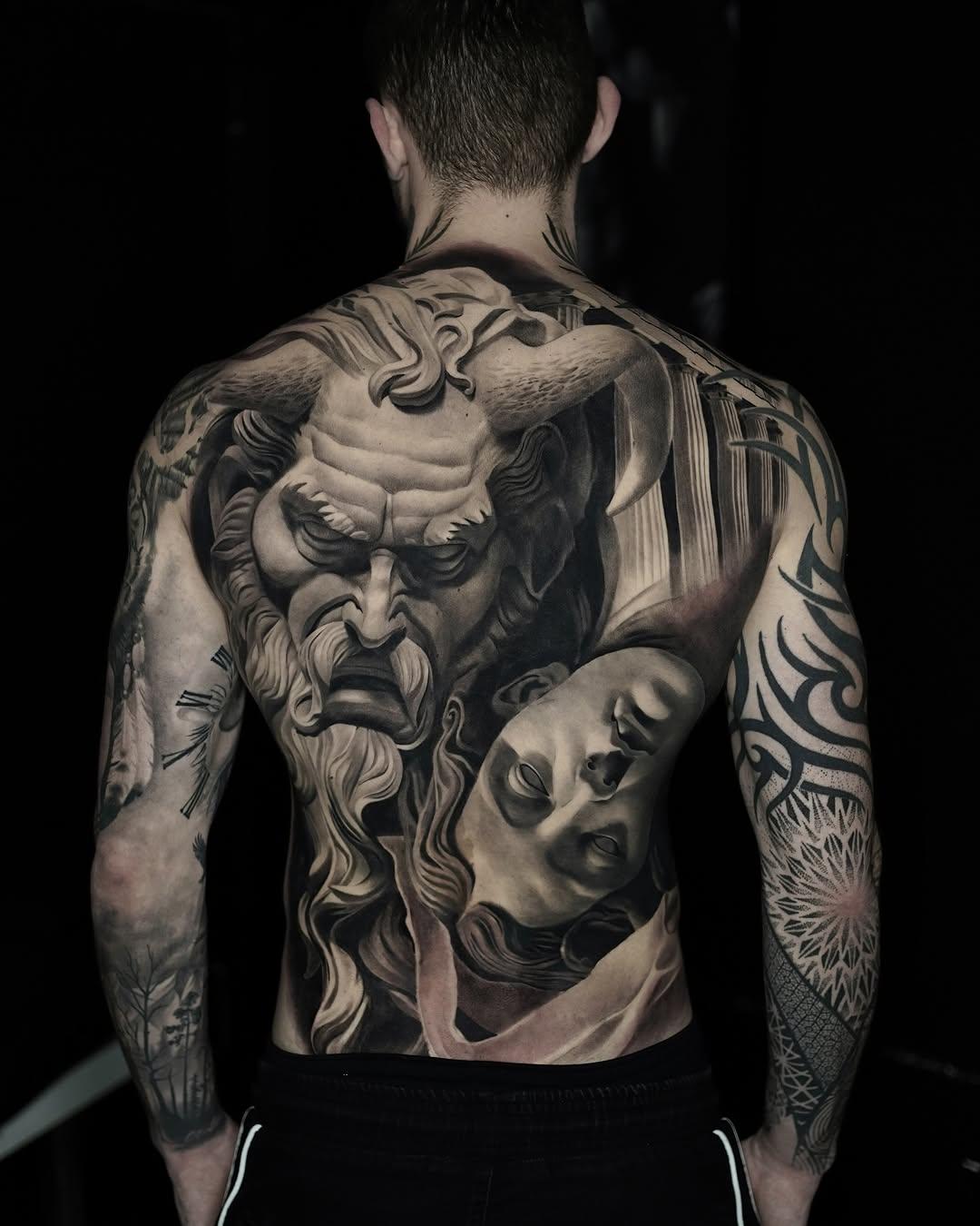 Tatouage Dos complet sculptures mythologiques — inzi.bc