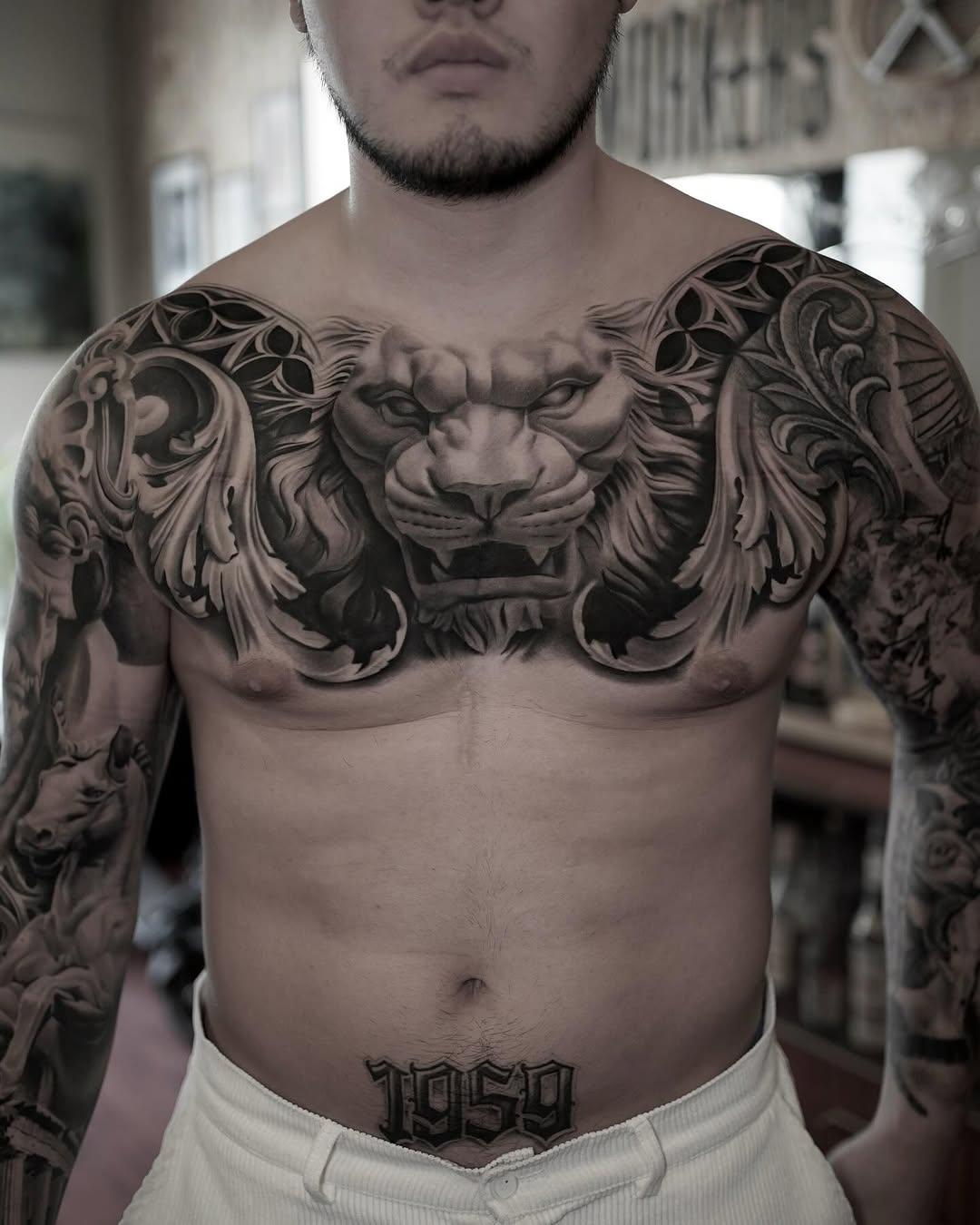 Tatouage Lion réaliste poitrine — inzi.bc