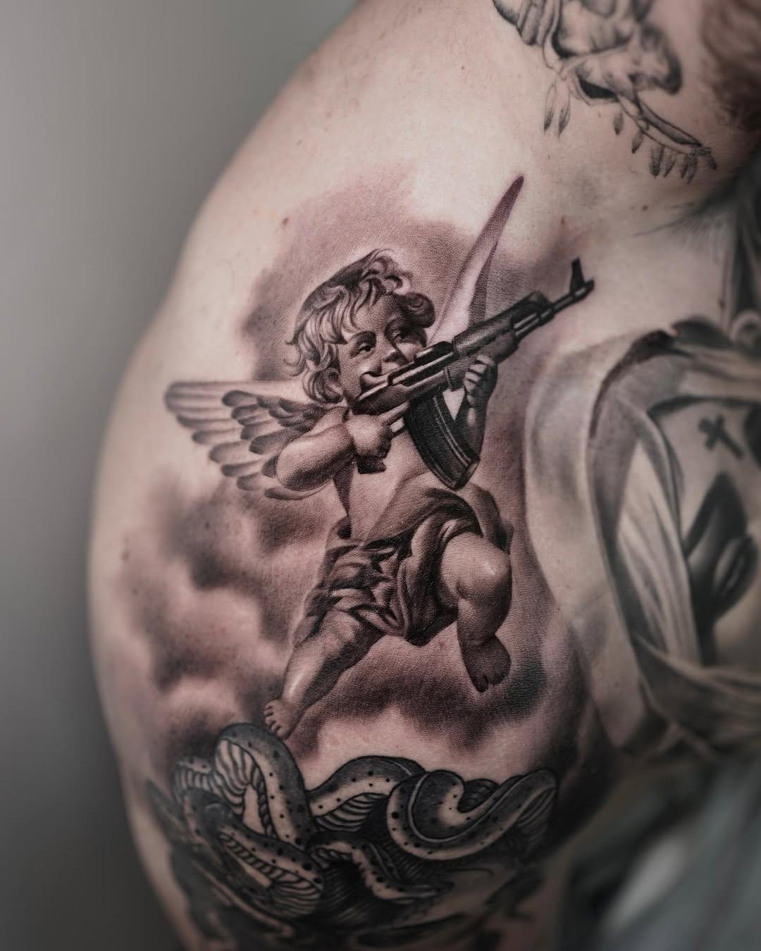Tatouage Chérubin avec AK47 — inzi.bc
