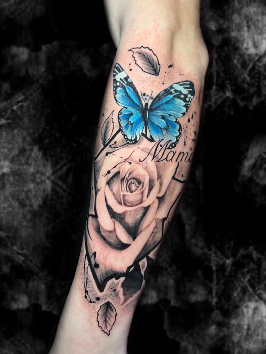 Tatouage Papillon rose avant-bras — cyril.c_tattoo