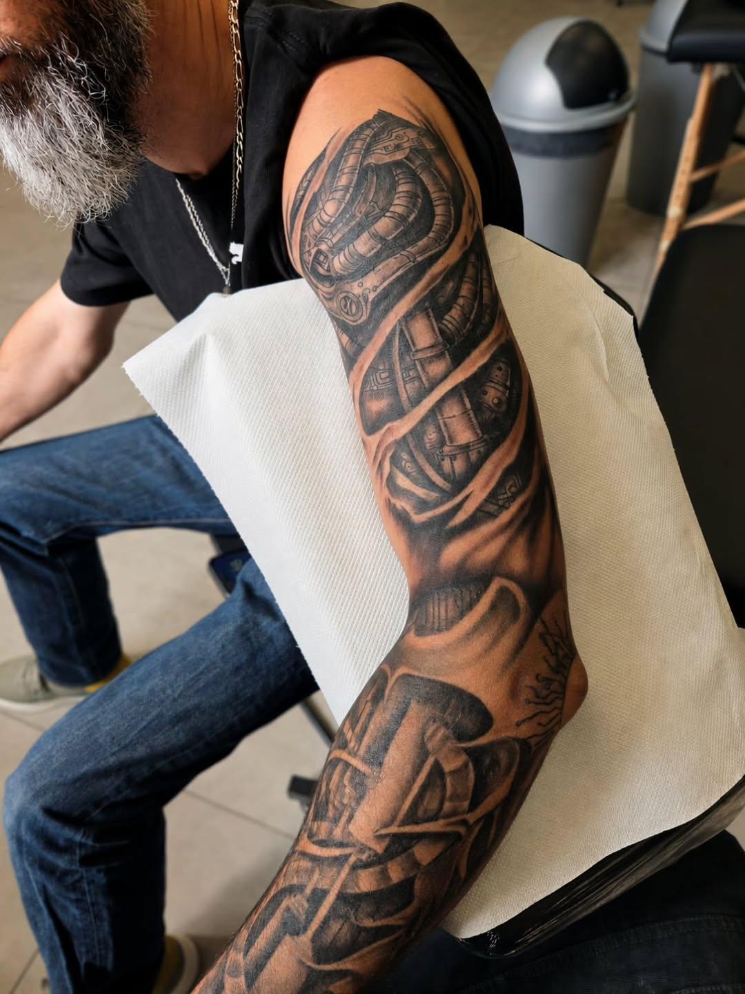 Tatouage Bioméca bras full sleeve — juda_tattooer