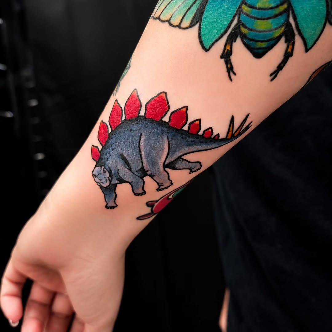 Tatouage Stégosaure coloré — juda_tattooer