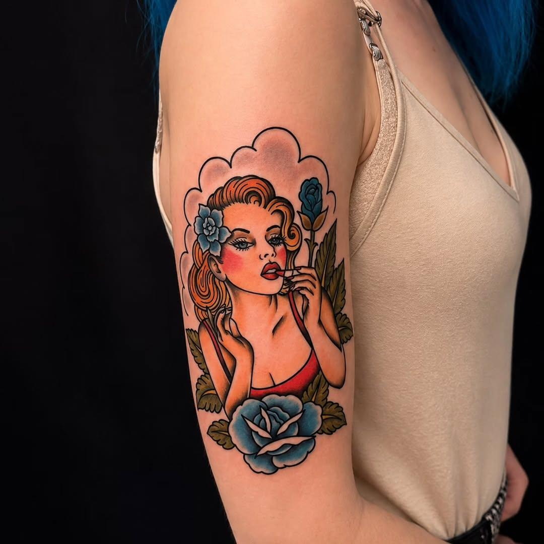 Tatouage Pin-up rétro colorée — juda_tattooer