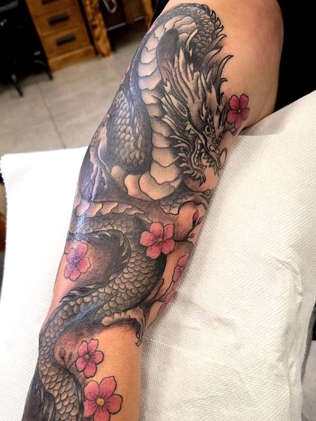 Tatouage Dragon traditionnel coloré — juda_tattooer