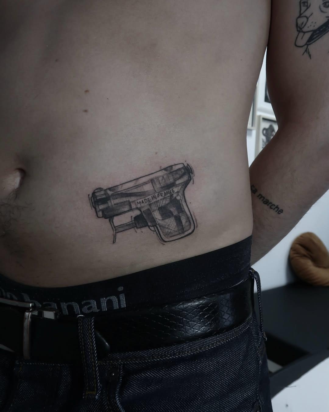 Tatouage pistolet made in france — knottattoo