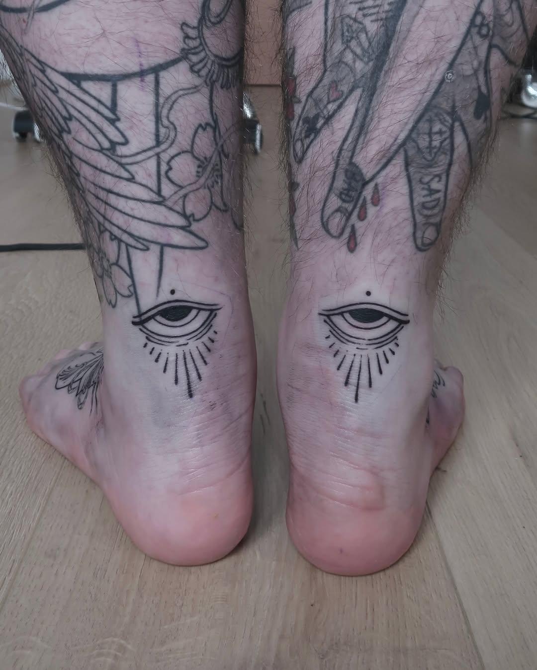 Tatouage yeux avec cils — knottattoo