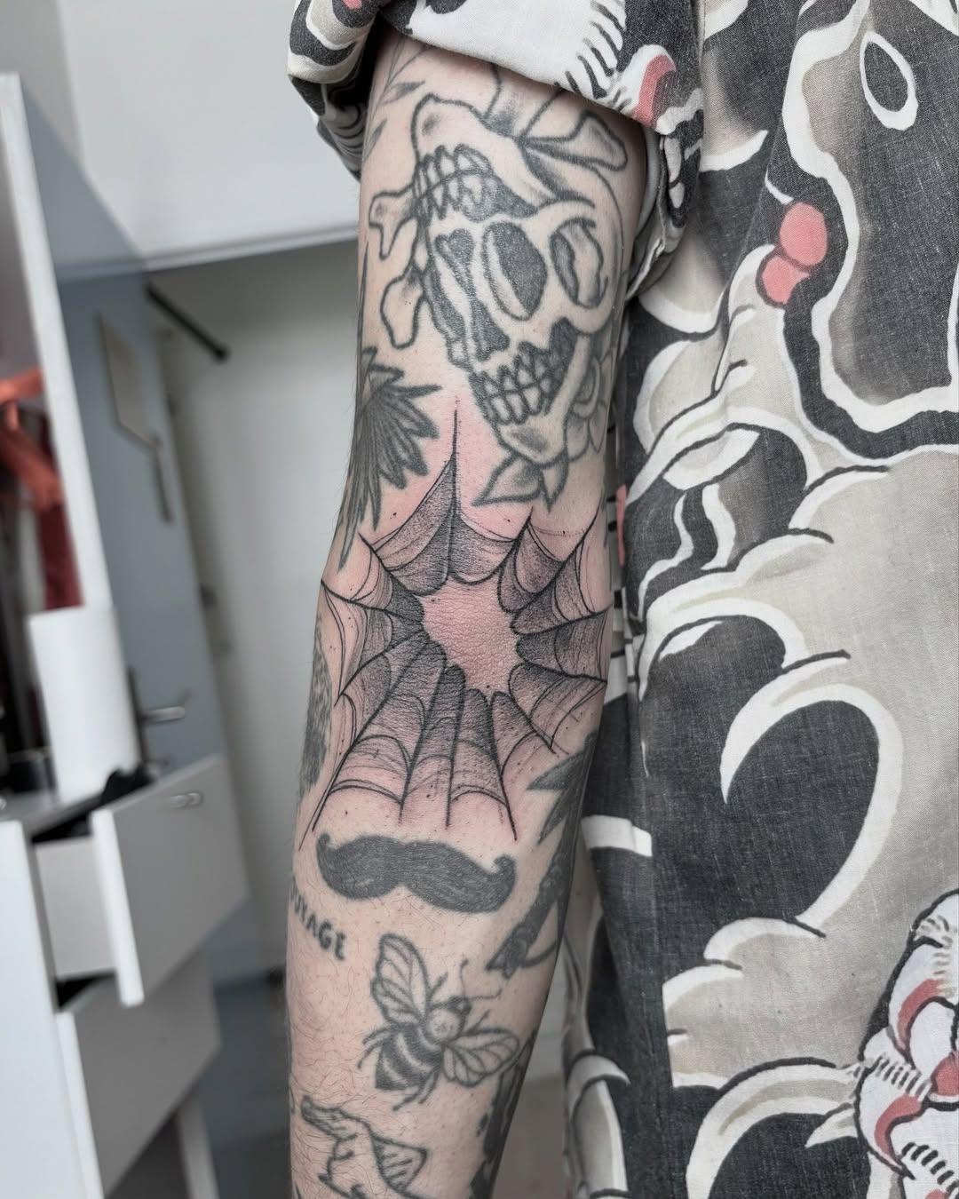 Tatouage crâne avec toile d'araignée et abeille — knottattoo