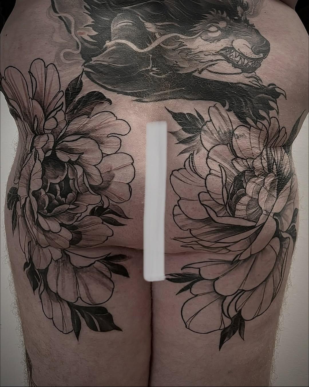 Tatouage bouc avec fleurs — knottattoo