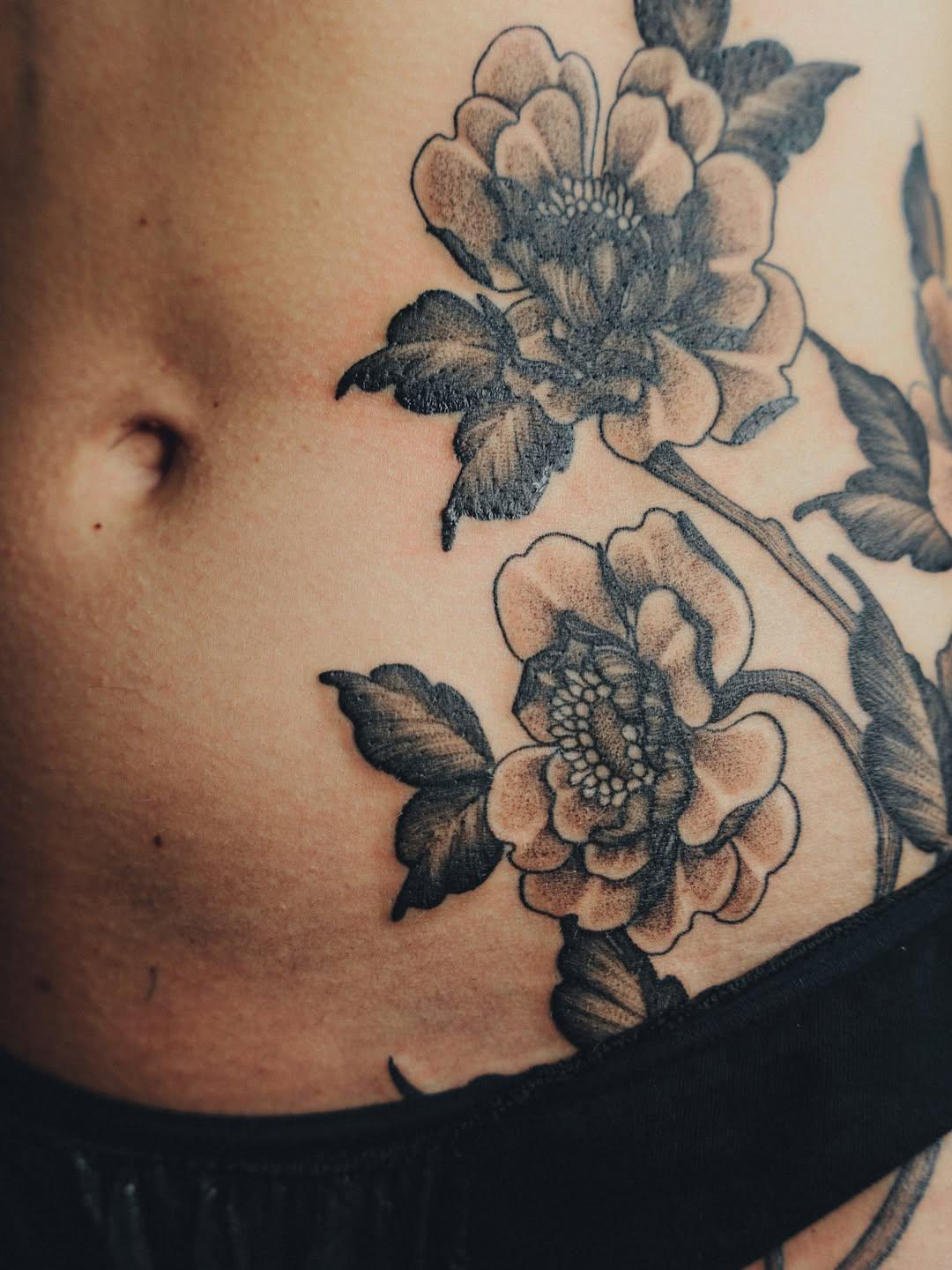 Tatouage fleurs poitrine — lesindociles.tattoo