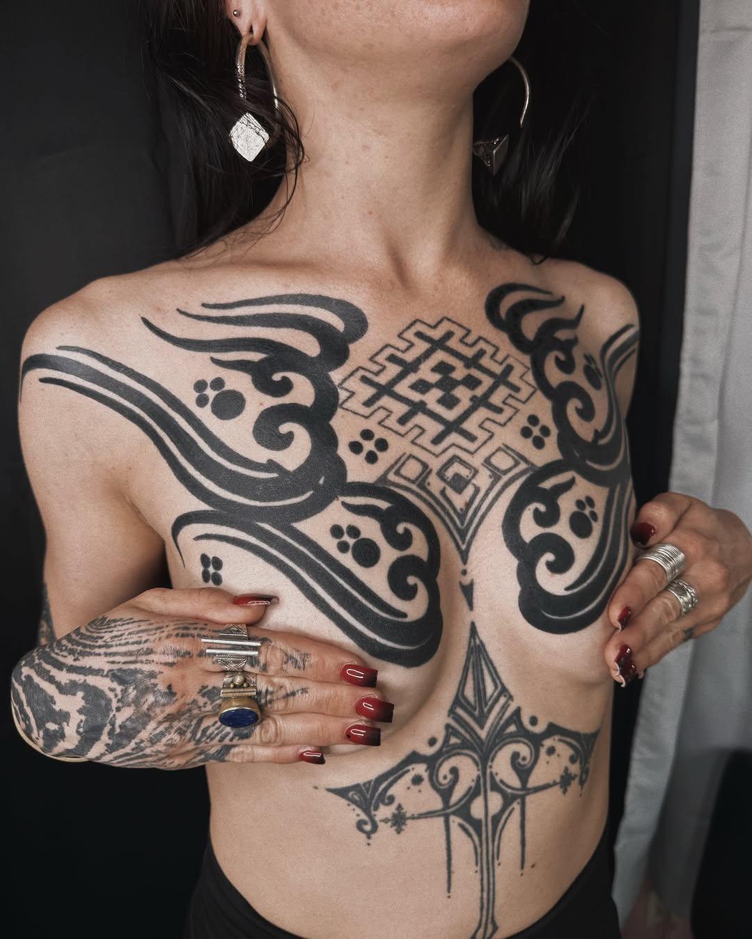 Tatouage ornemental poitrine — lesindociles.tattoo
