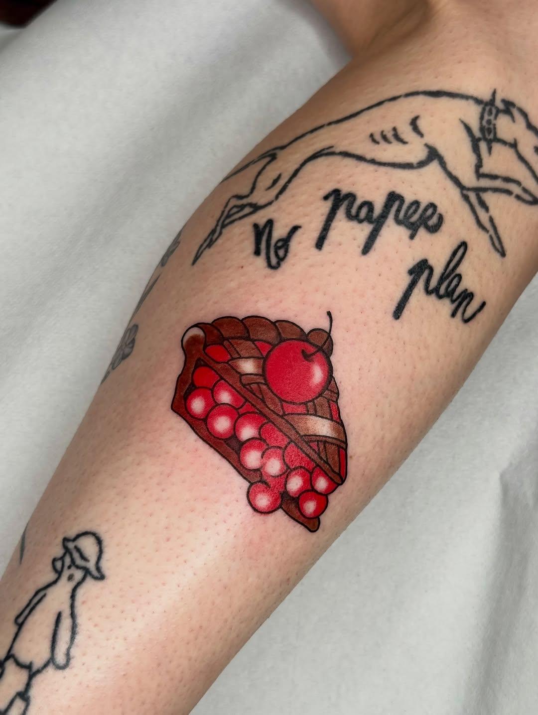 Tatouage raisins et fleurs avant-bras — lesindociles.tattoo