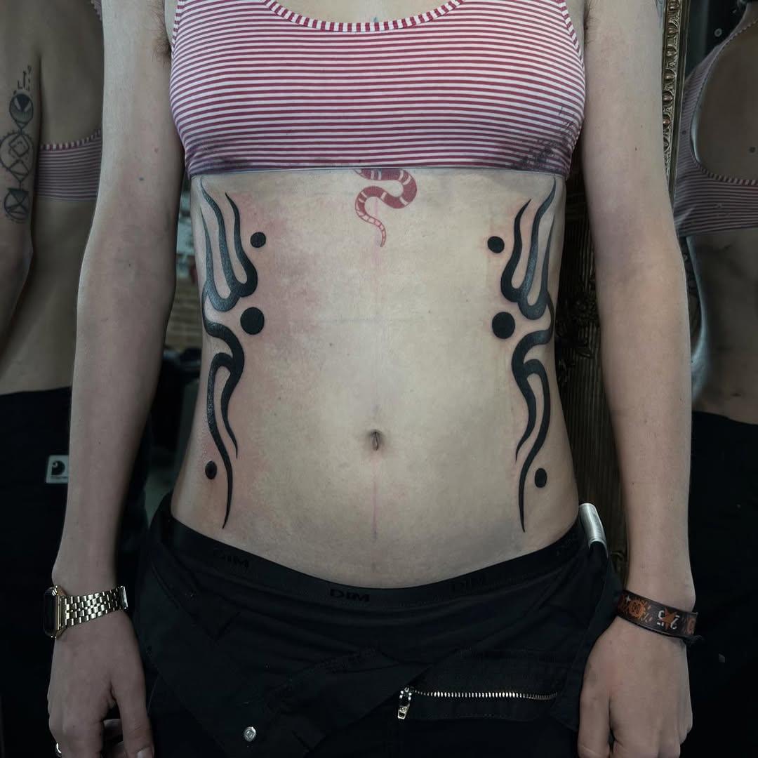 Tatouage ornemental torse — lesindociles.tattoo