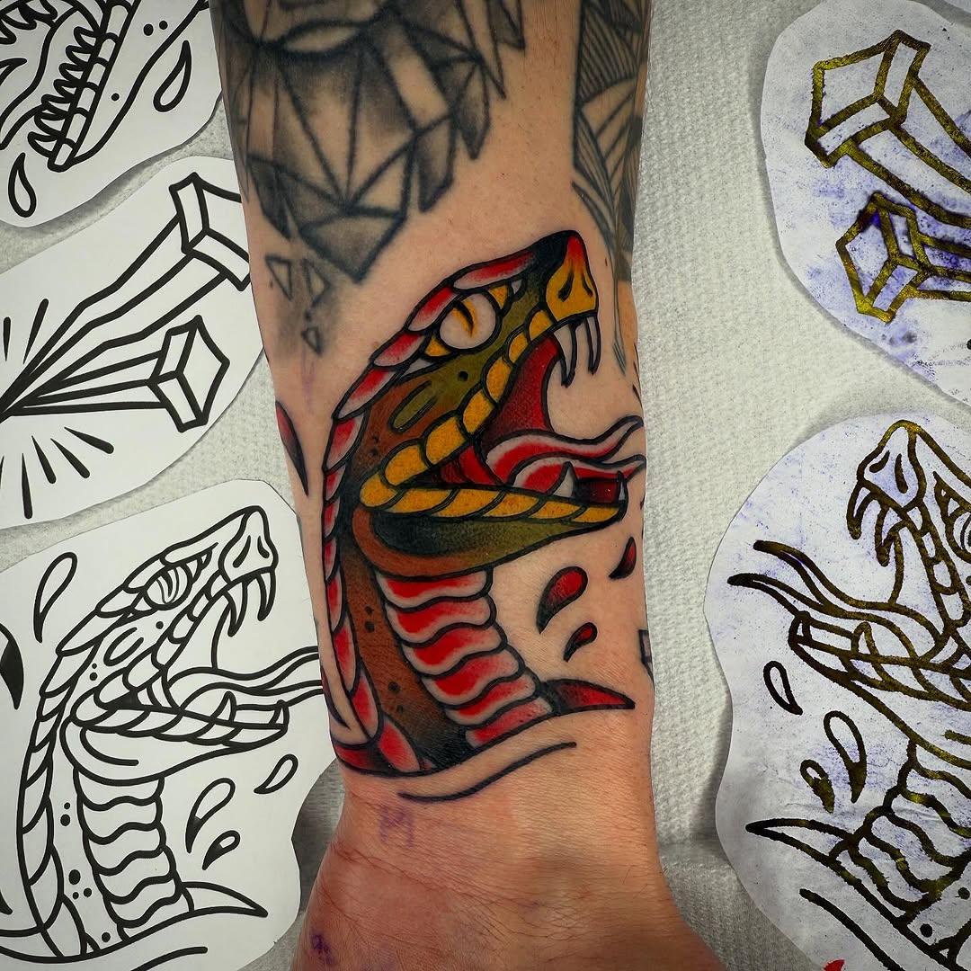 Tatouage Serpent traditionnel — frk.tattoo