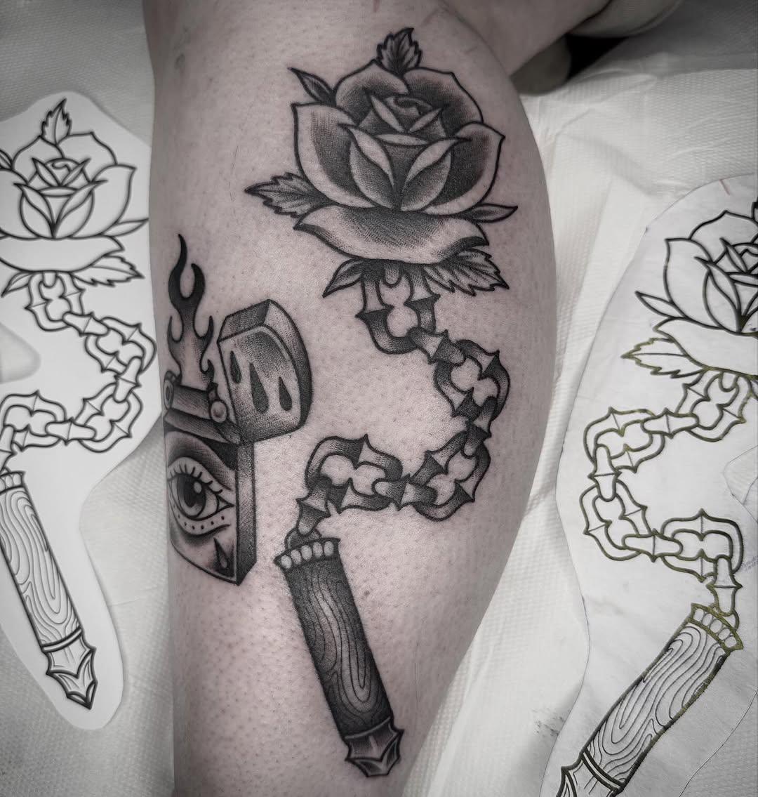 Tatouage Rose noire avec épée — frk.tattoo