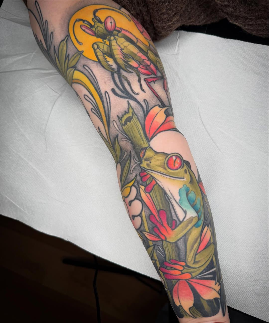 Tatouage Bras complet insectes colorés — frk.tattoo
