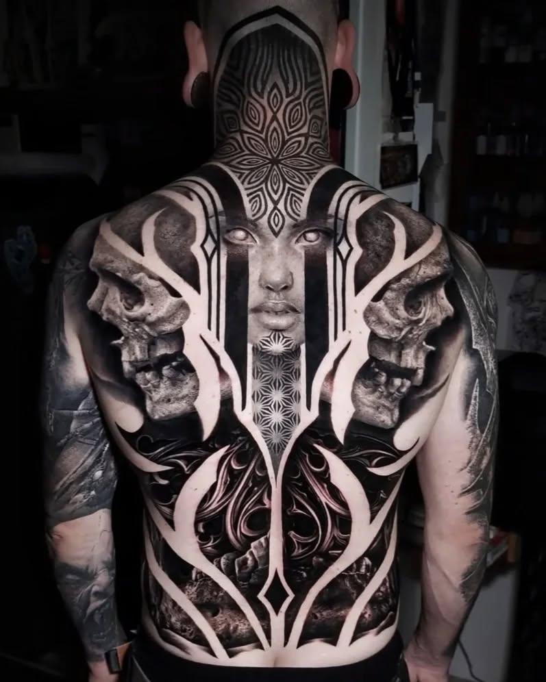 Tatouage Crâne et motifs ornementaux dos complet — luceckertattooer