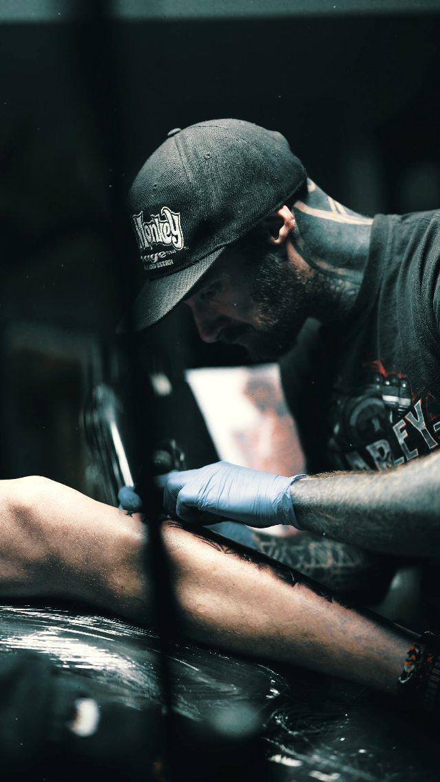 Tatouage Crâne et squelette jambe — luceckertattooer