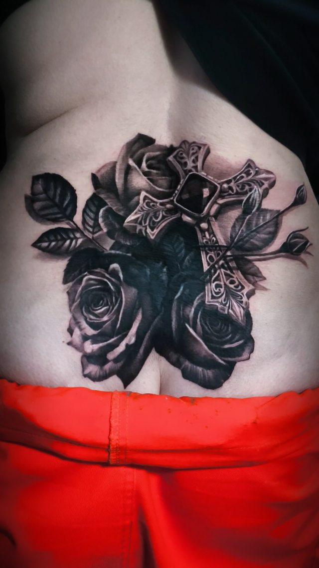 Tatouage Roses et croix religieuse — luceckertattooer