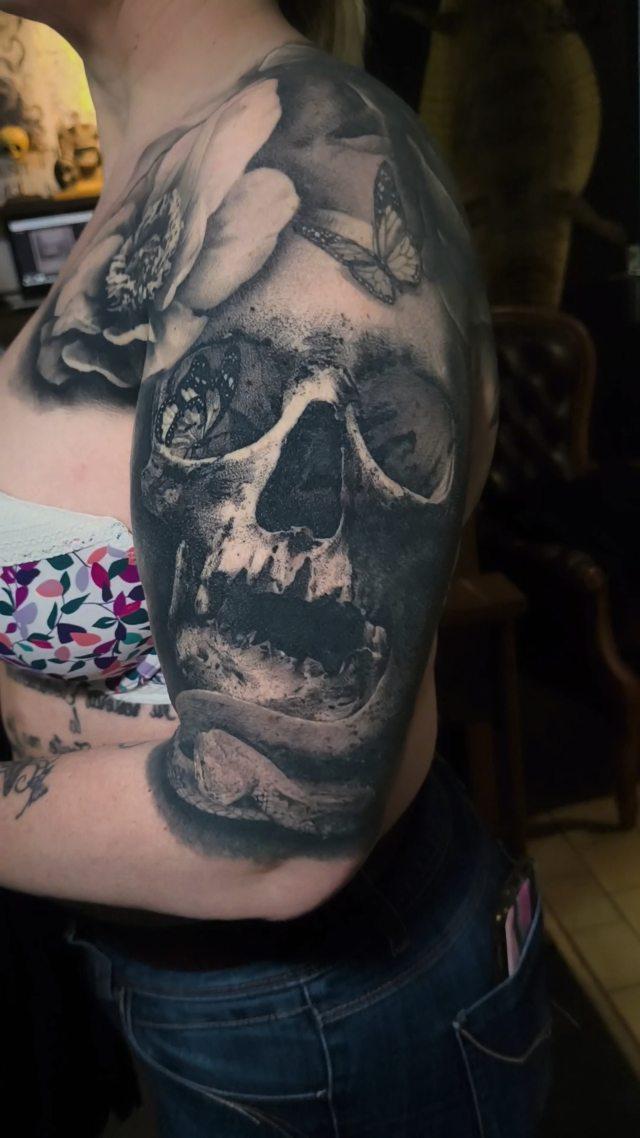 Tatouage Crâne avec fleurs — luceckertattooer