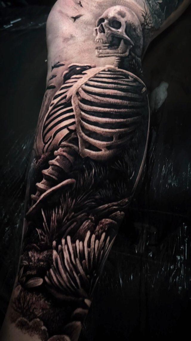 Tatouage Crâne et poisson cuisse — luceckertattooer