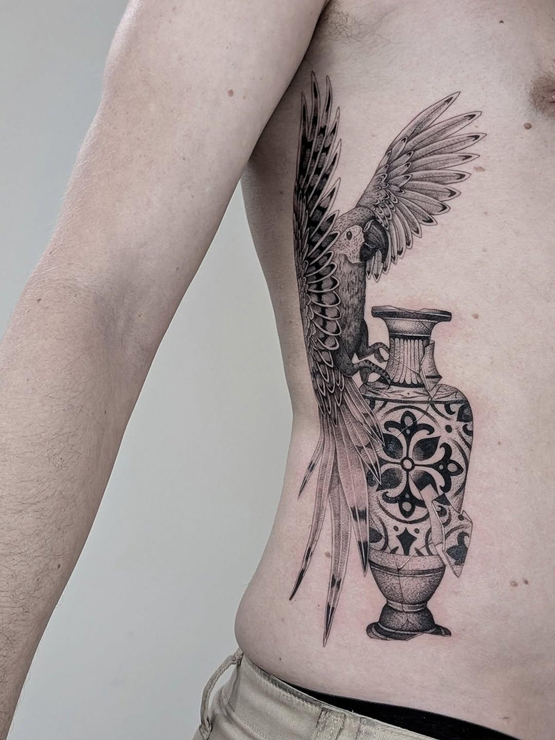 Tatouage Phoenix et vase ornemental poitrine — rnk_rnk_