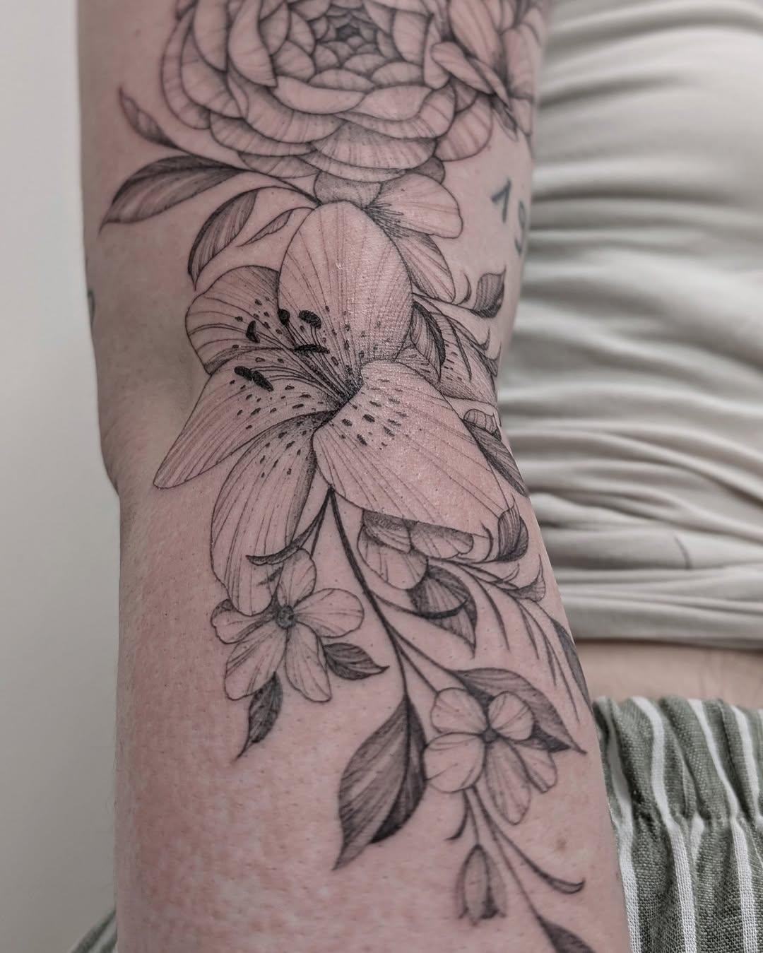 Tatouage Fleurs delicates cuisse — rnk_rnk_