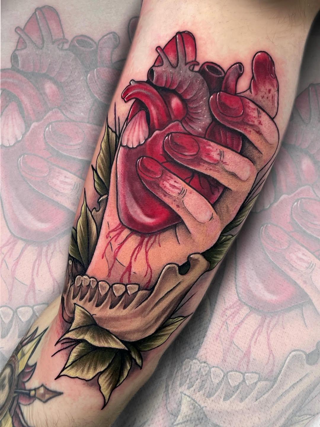 Tatouage Coeur anatomique ailé fleurs — silent_screamink