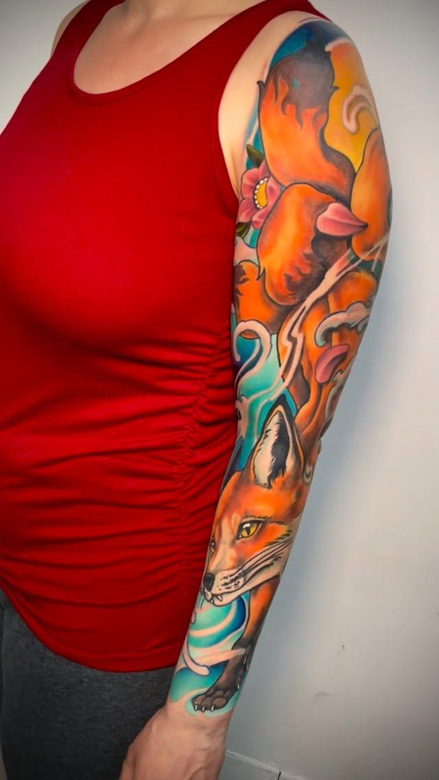 Tatouage Renard Kitsune fleurs pourpres — silent_screamink