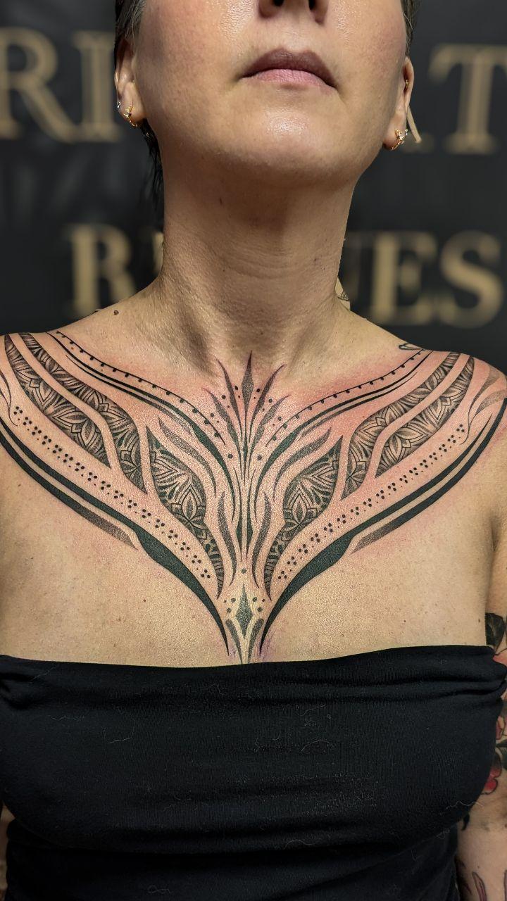 Tatouage Geometry ornemental pattern poitrine — nadoz_tattoo