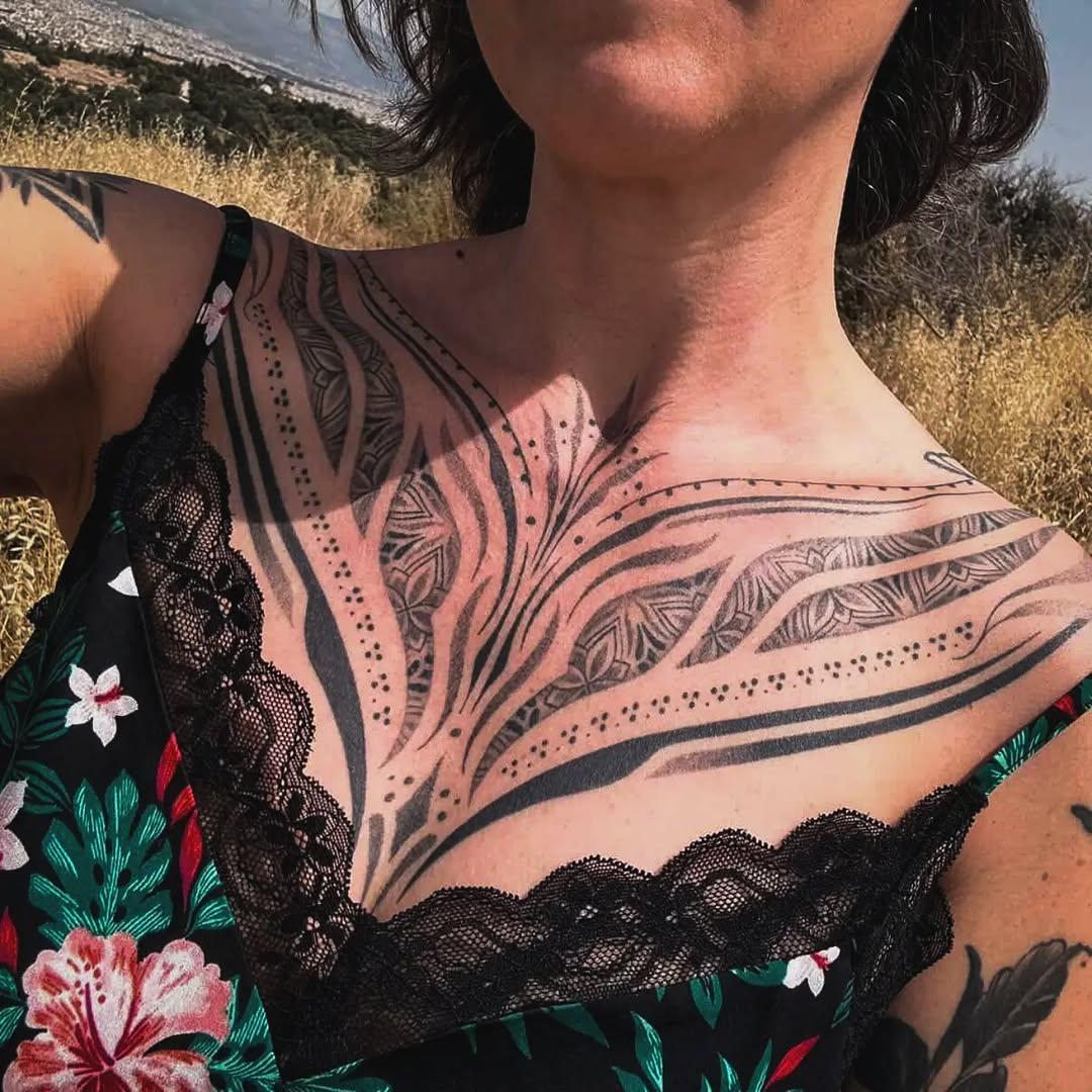 Tatouage Ornemental avec dotwork poitrine — nadoz_tattoo