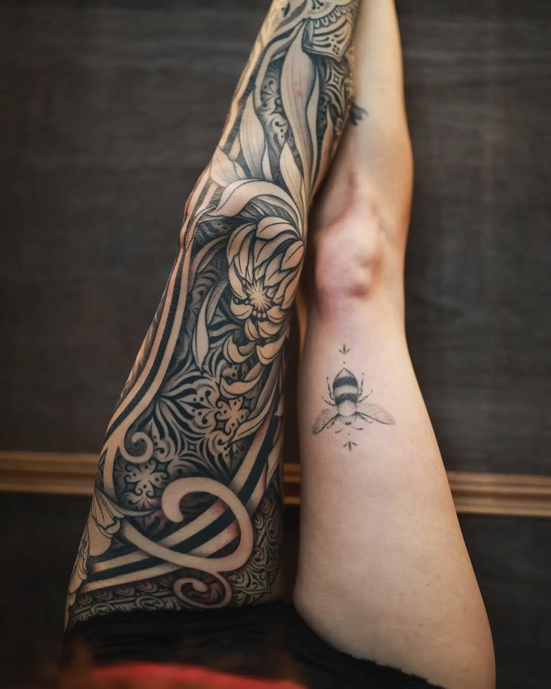 Tatouage Composition ornemental floral et blackwork jambe avec insecte — nadoz_tattoo