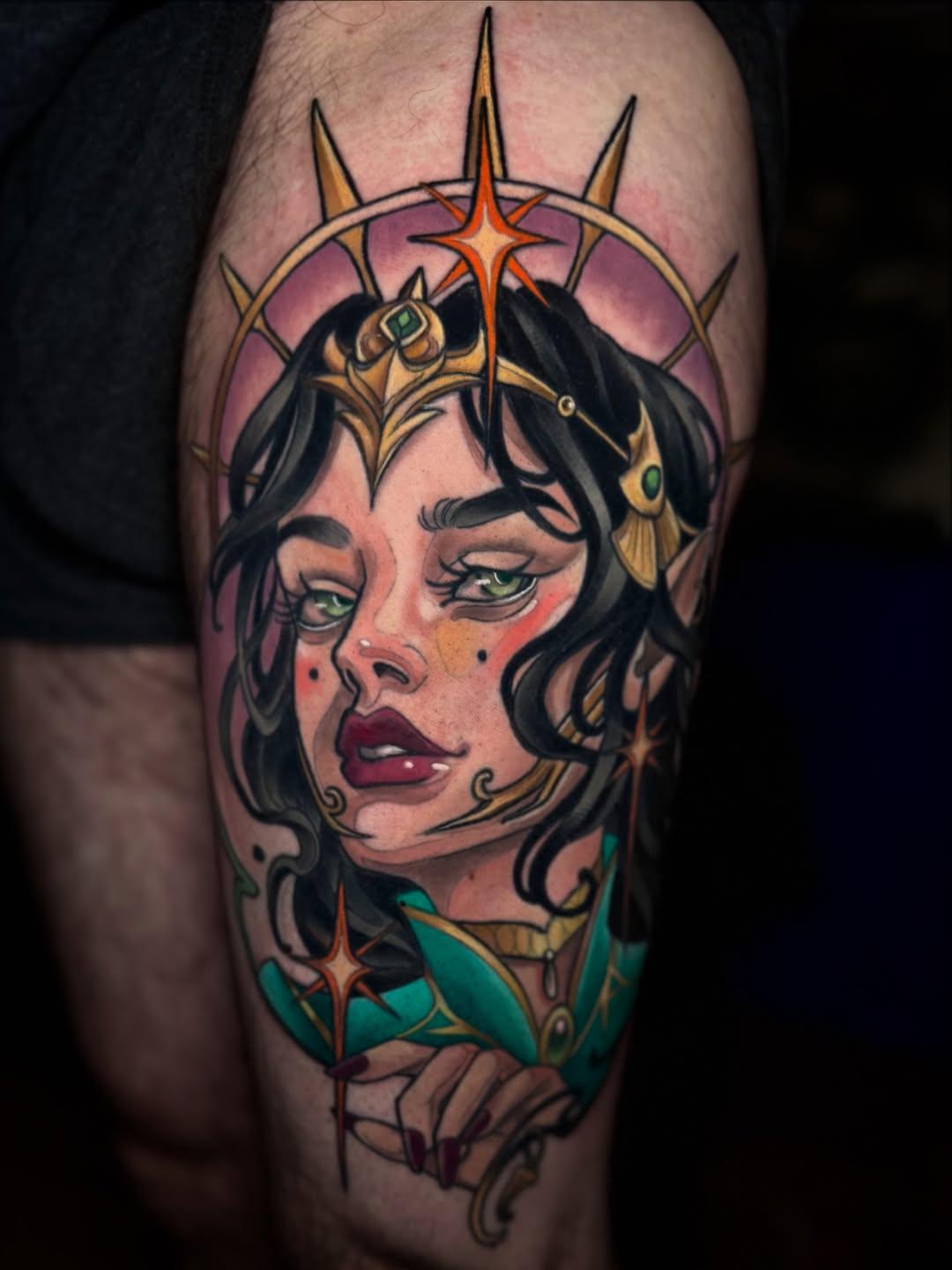 Tatouage Déesse cosmic avec couronne et étoiles — renelle_tattoo