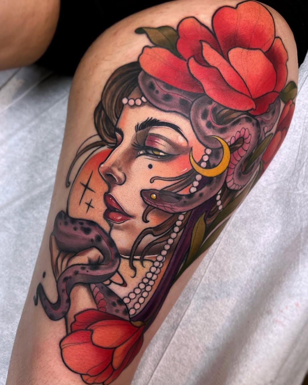 Tatouage Femme witch avec fleurs et serpent — renelle_tattoo