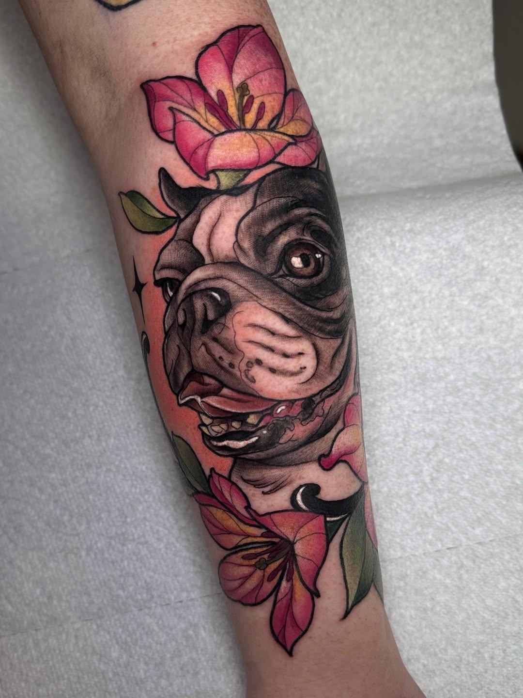 Tatouage Portrait Frenchbulldog avec fleurs — renelle_tattoo