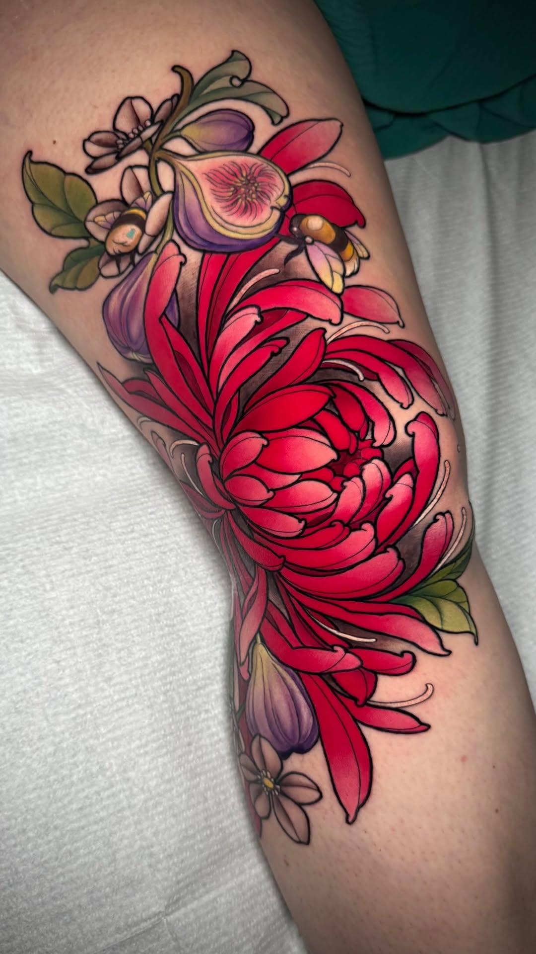 Tatouage Chrysanthèmes, figues et abeilles — renelle_tattoo