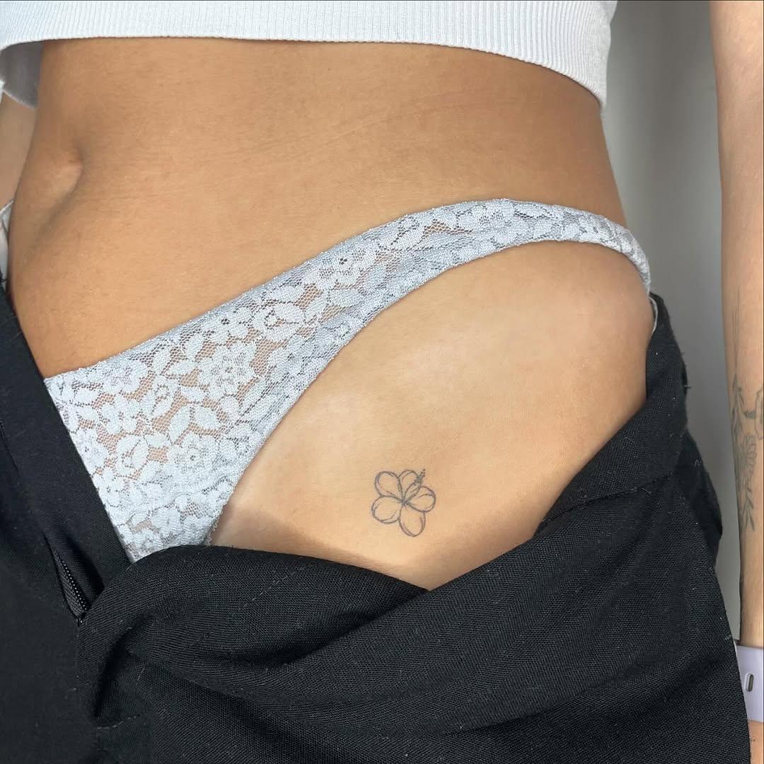 Tatouage Fleur minimaliste — panrose_tattoo