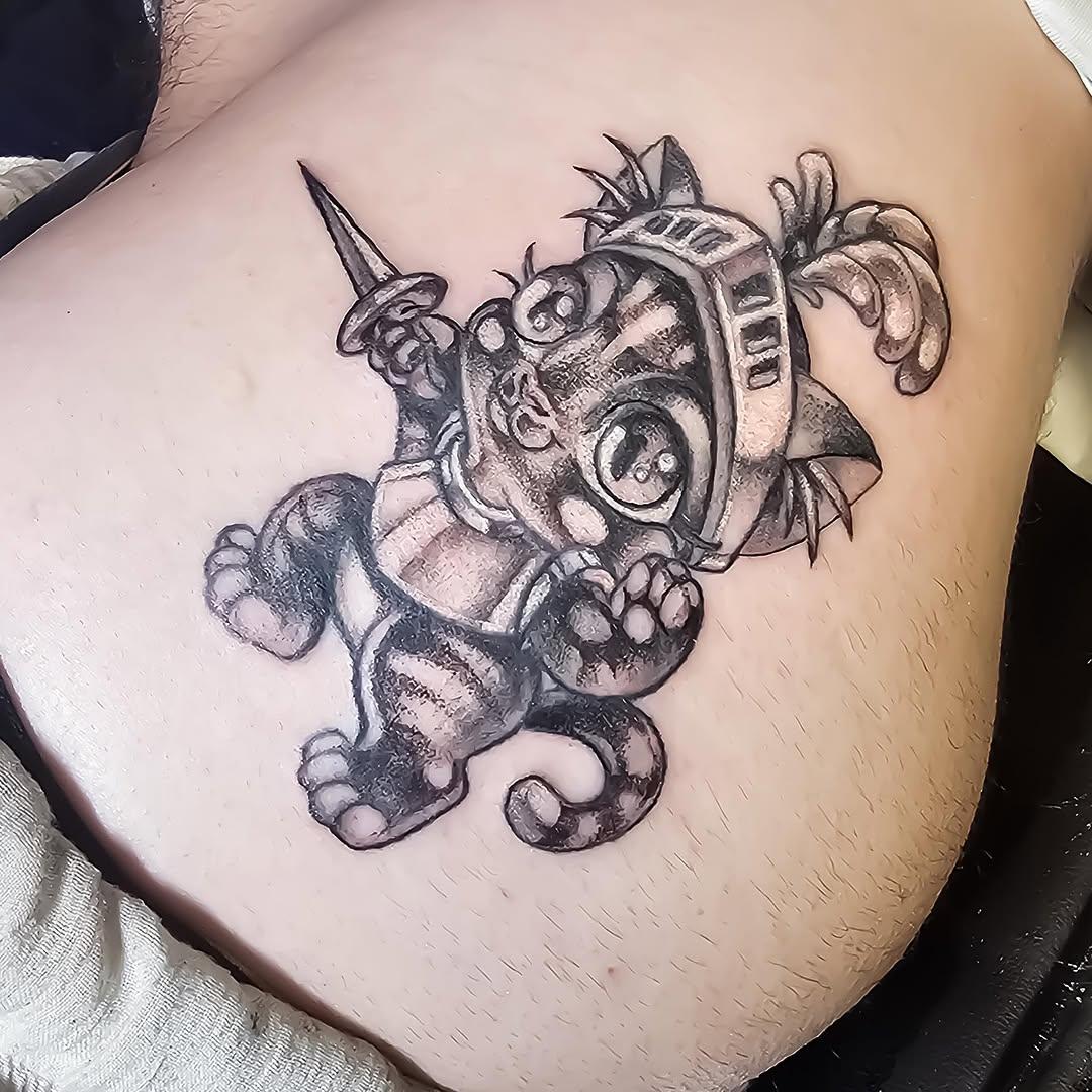 Tatouage chat guerrier médiéval avec épée — mademoiselle_hirondelle