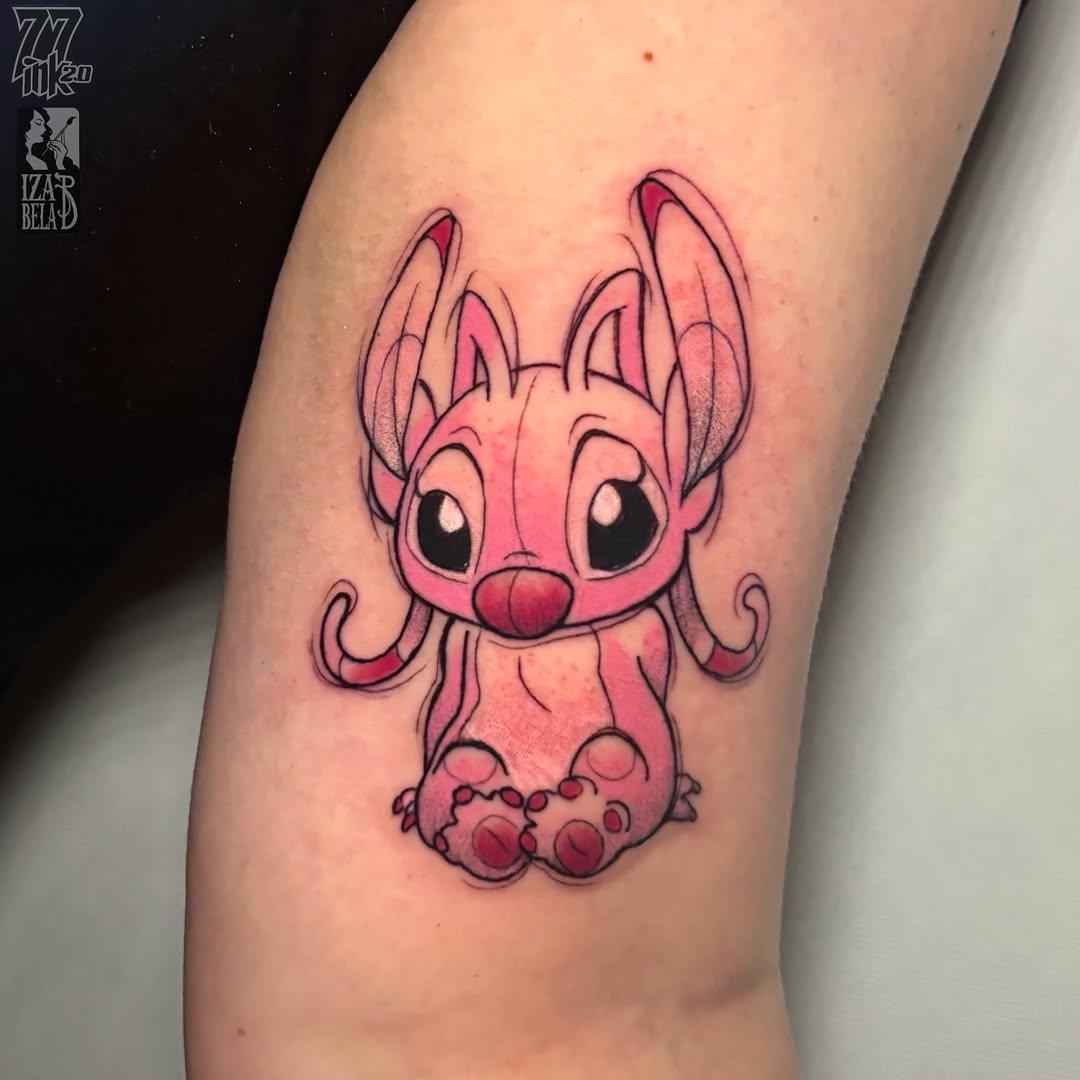 Tatouage Stitch personnage rose — iza.baginska.tatuaze