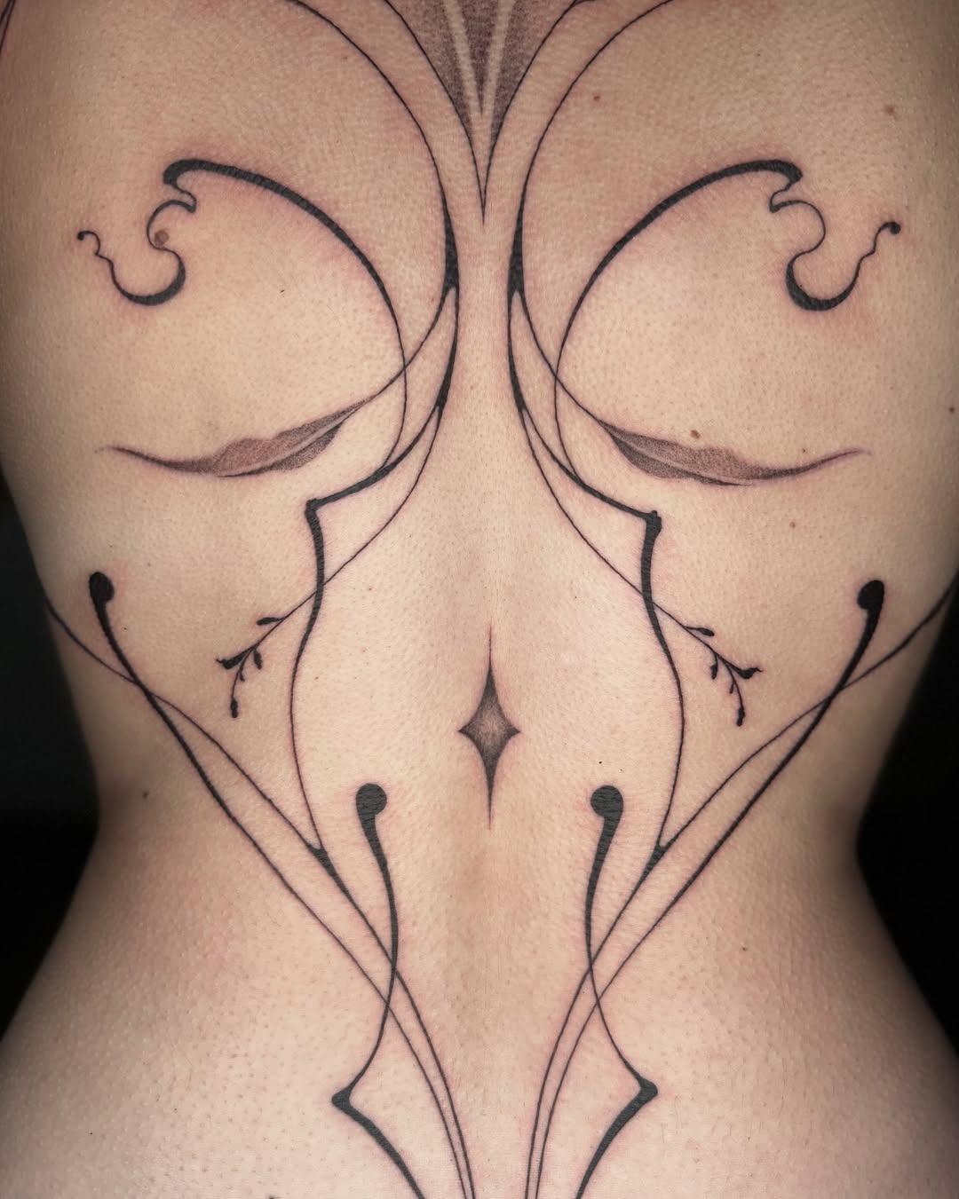 Tatouage fine line pour Elisa — leone.ttt
