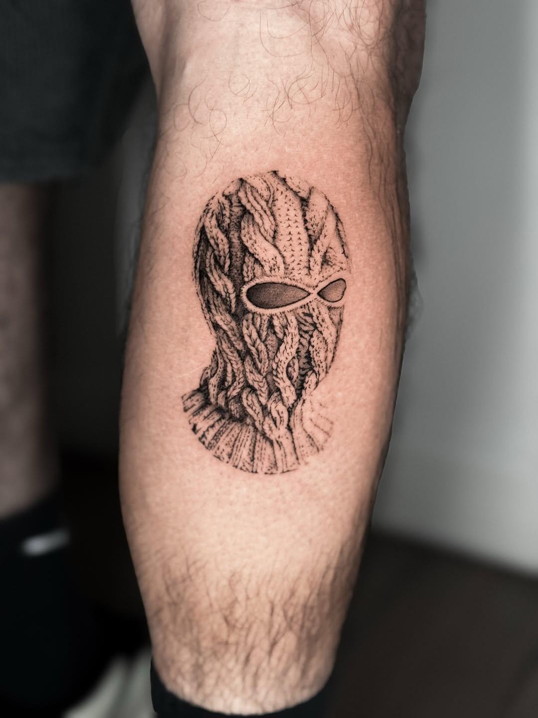 Tatouage fine line — leone.ttt