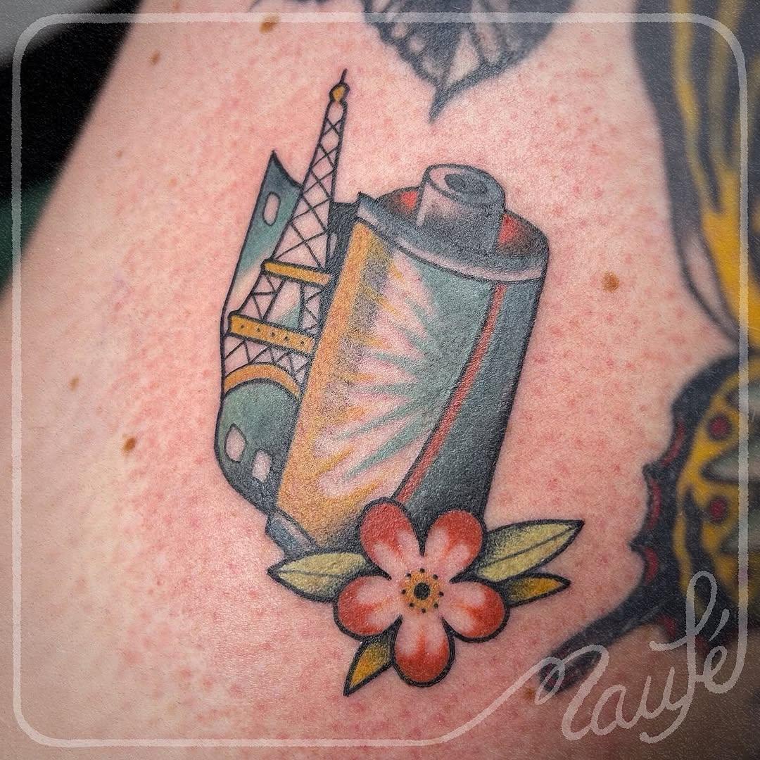 Tatouage tour eiffel fleur — _maufe_