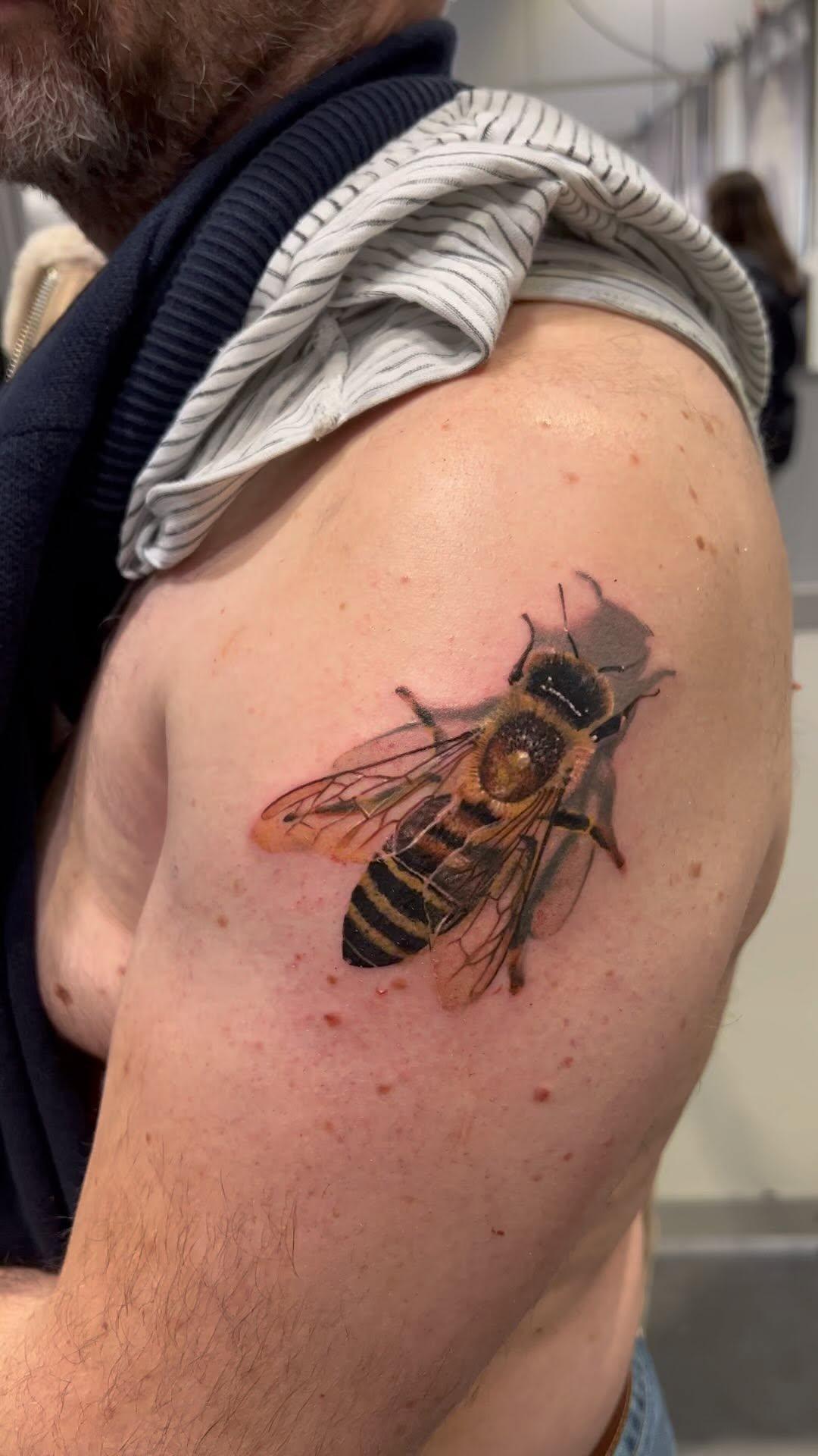 Tatouage Abeille realiste — cha_noar