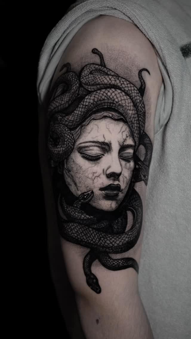 Méduse réaliste black & grey — horaespejo.tattoo