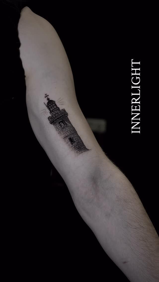 Phare réaliste black & grey — horaespejo.tattoo