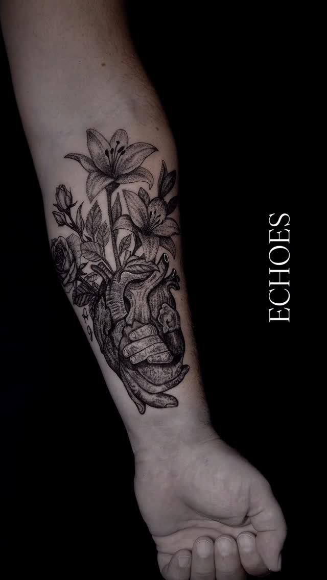 Cœur anatomique et rose, black & grey — horaespejo.tattoo