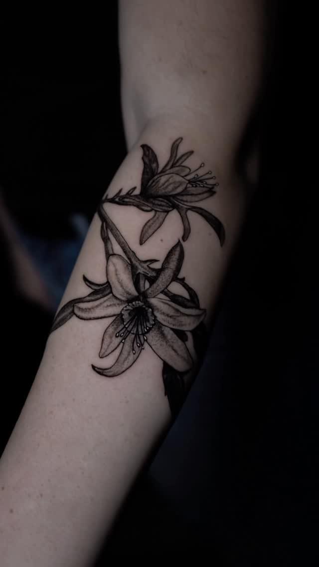 Lys black & grey réaliste — horaespejo.tattoo